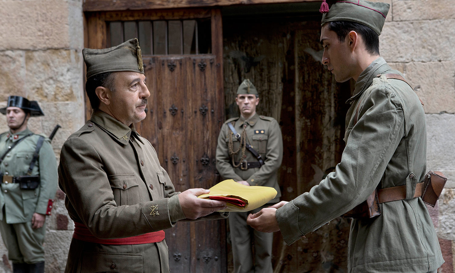 Lettera a Franco, Franco consegna la bandiera