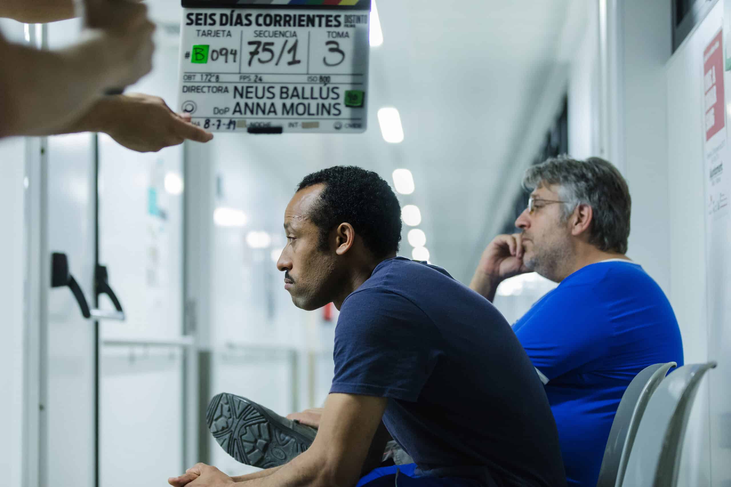 Foto dal set: Moha e Valero seduti in ospedale