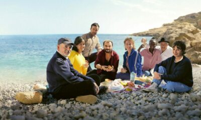 persone intorno alla spiaggia al sole