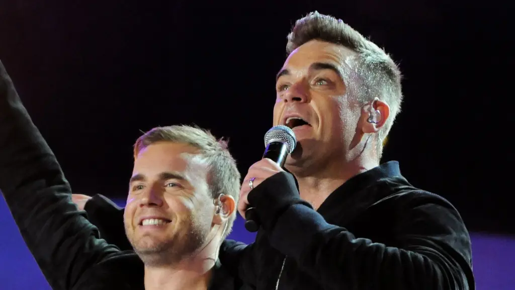 Robbie Williams con Gary Barlow nella reunion dei Take That