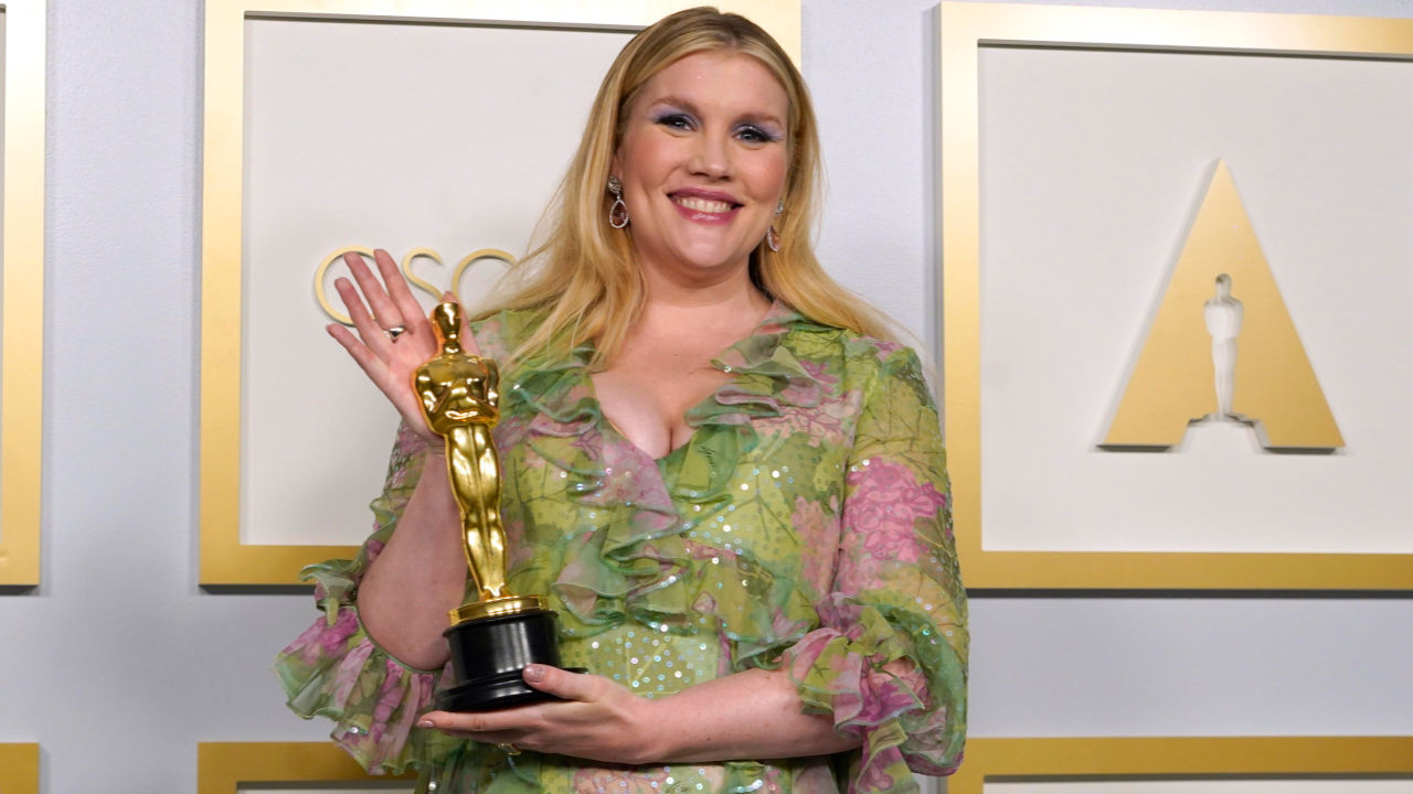 Emerald Fennel posa con l'Oscar vinto nel 2021
