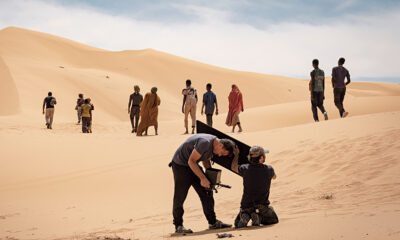 Matteo Garrone sul set di Io Capitano nel deserto.