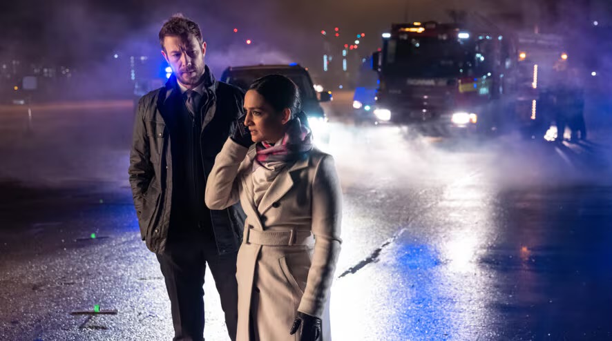 In foto Dominic Hayes (Kris Holden-Ried) e Kendra Malley (Archie Panjabi)