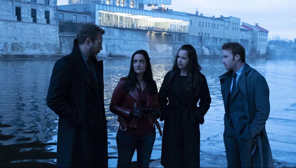 In foto Dominic Hayes (Kris Holden-Ried), Kendra Malley (Archie Panjabi), Nadia (Tamara Duarte) e Theo Barker (Mark Rendal)