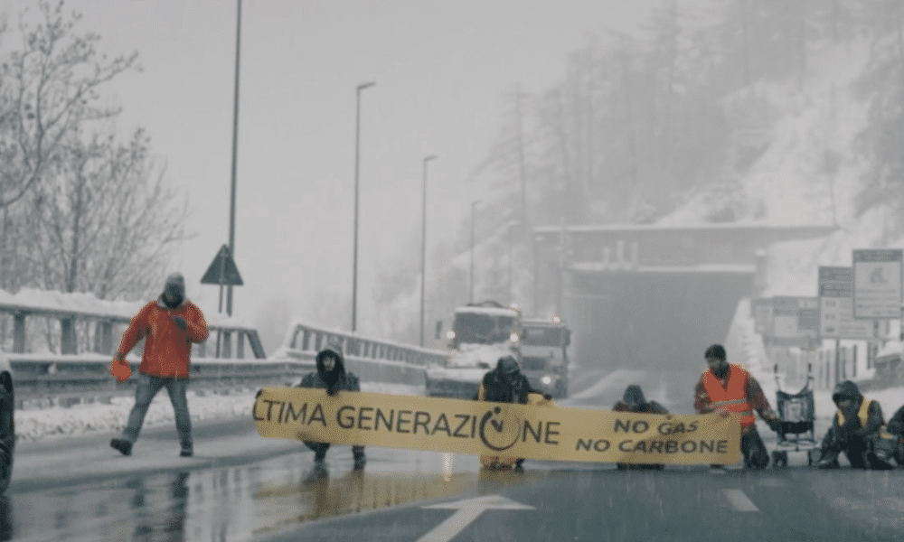 Come se non ci fosse un domani, una scena dal documentario degli attivisti di Ultima generazione