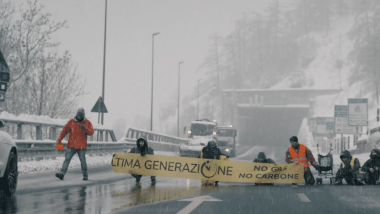 Come se non ci fosse un domani, una scena dal documentario degli attivisti di Ultima generazione