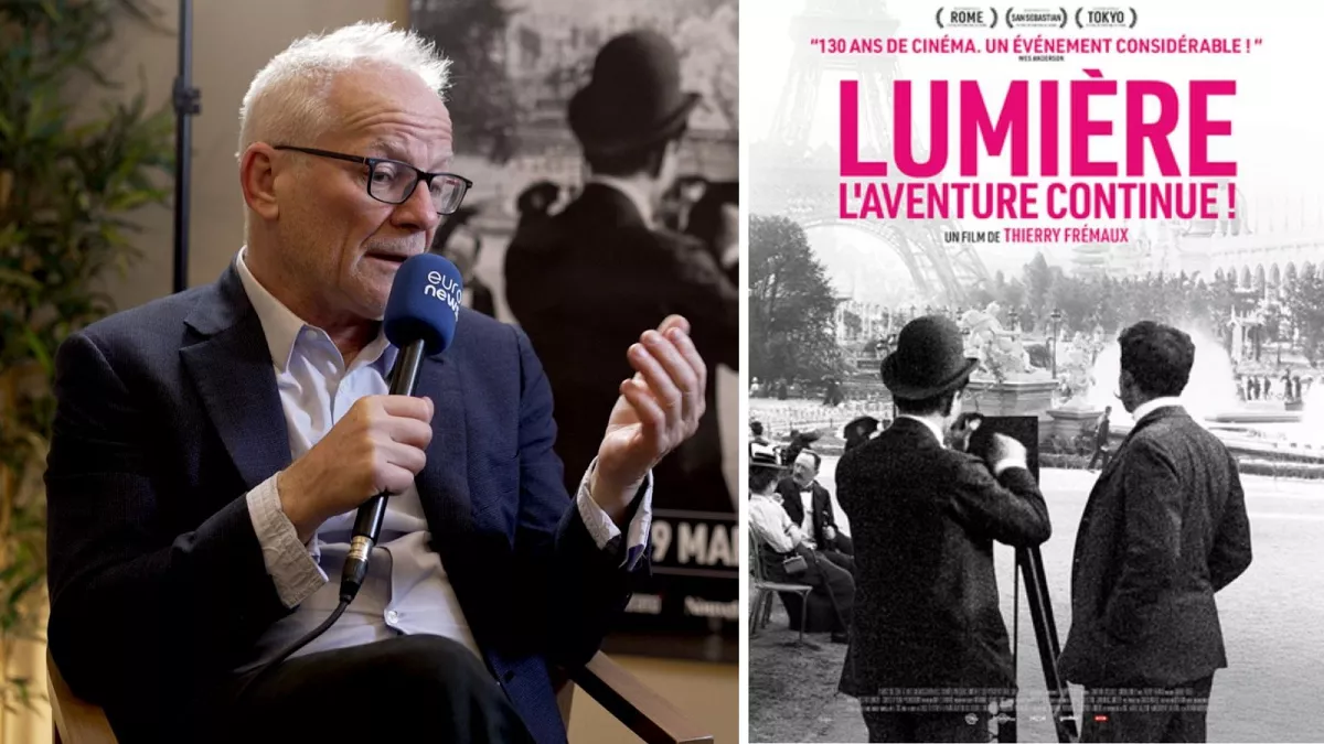 Thierry Frémaux affianco alla locandina in francese del suo nuovo film Lumiere! La scoperta del cinema
